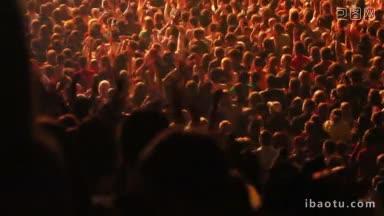 一群人在音乐会上举手鼓掌